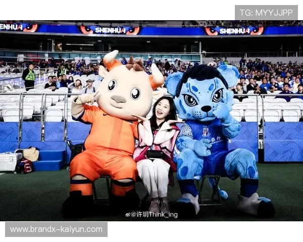 吉祥物搞笑表演，活跃主场气氛