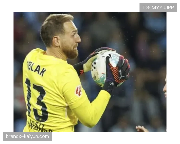 关键时刻：马竞门将奥布拉克神扑后迅速手抛球发动进攻，间接助攻队友得分